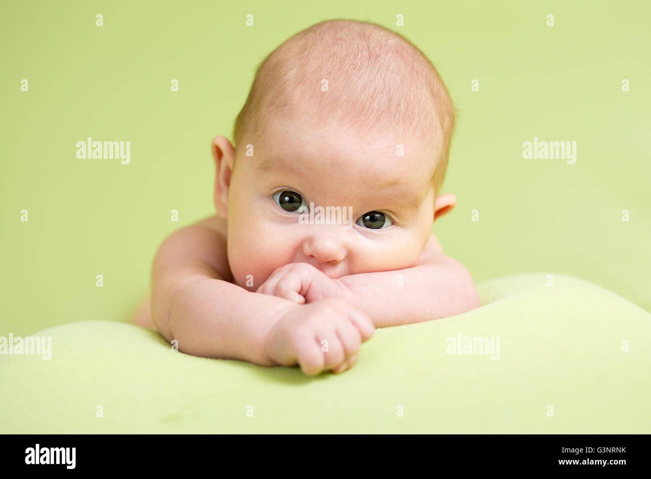 Baby Kleinkind Kind auf Bauch liegend Stockfoto