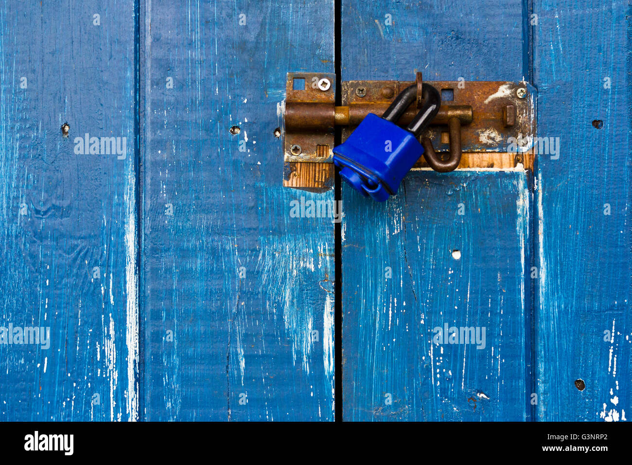 Rustikale blaue Tür mit rostigen Schloss Stockfoto