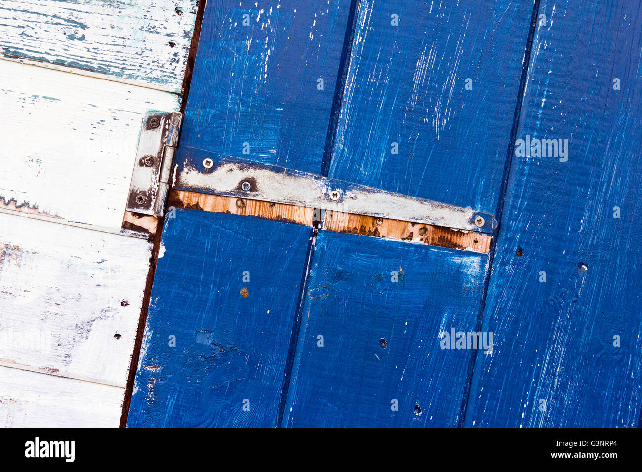 Rustikale blaue Tür mit rostige Scharnier Stockfoto