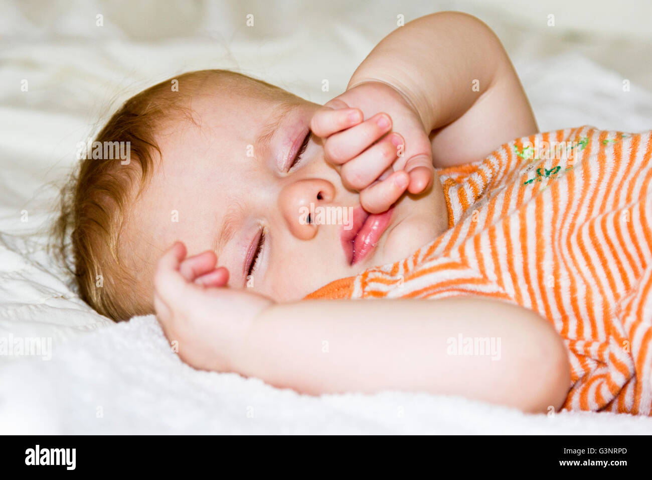 Baby Boy fest eingeschlafen Stockfoto