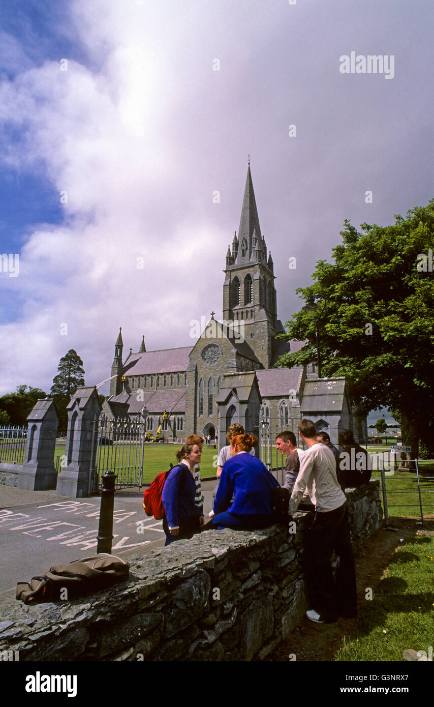 Studenten in der Nähe von Heiliges Marys Kathedrale, Killarney, County Kerry, Irland Stockfoto