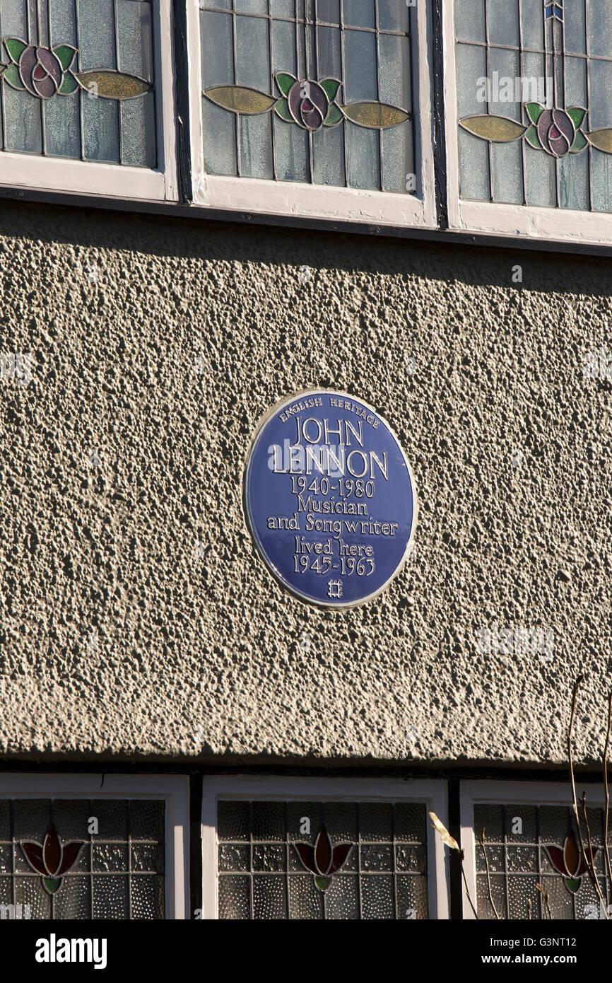 Merseyside, Liverpool, Beatles Geschichte, blaue Plakette auf Mendips, 251 Menlove Straße Kindheit Zuhause von Beatle John Lennon Stockfoto