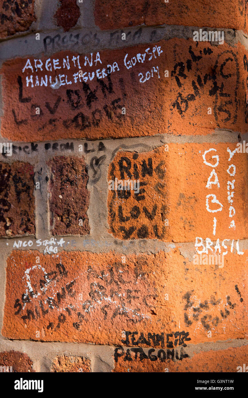 Merseyside, Liverpool, Beatles Geschichte, Dingle, internationale Graffiti an Wand 9 Madryn Street, Ringo Elternhaus Stockfoto