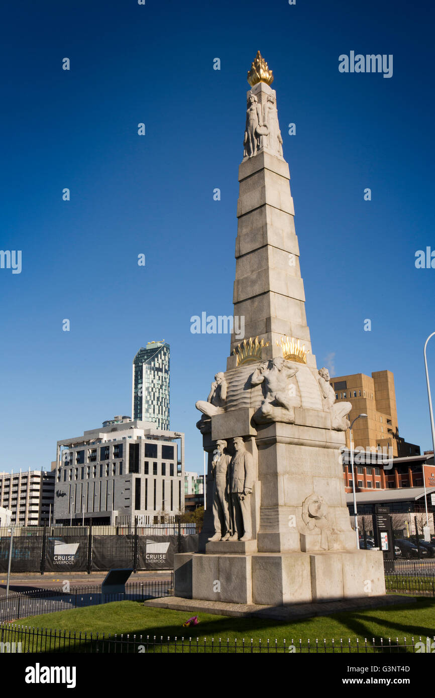 Merseyside, Liverpool, Pier Head, Helden der Maschinenraum, Kriegerdenkmal und Waterfront Gebäude Stockfoto