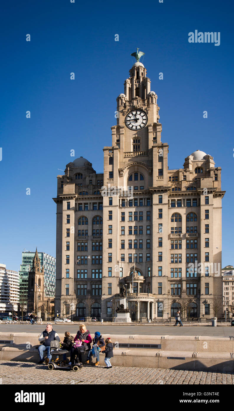 Merseyside, Liverpool, Pier Head Besucher Entspannung am Wasser bei Liver Building Stockfoto