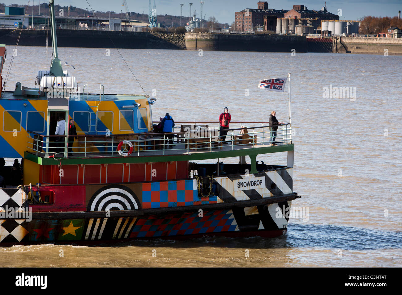 Merseyside, Liverpool, Bug Marsey Ferry Schneeglöckchen im Dazzle Schiff Livree nahenden Pier Head Stockfoto