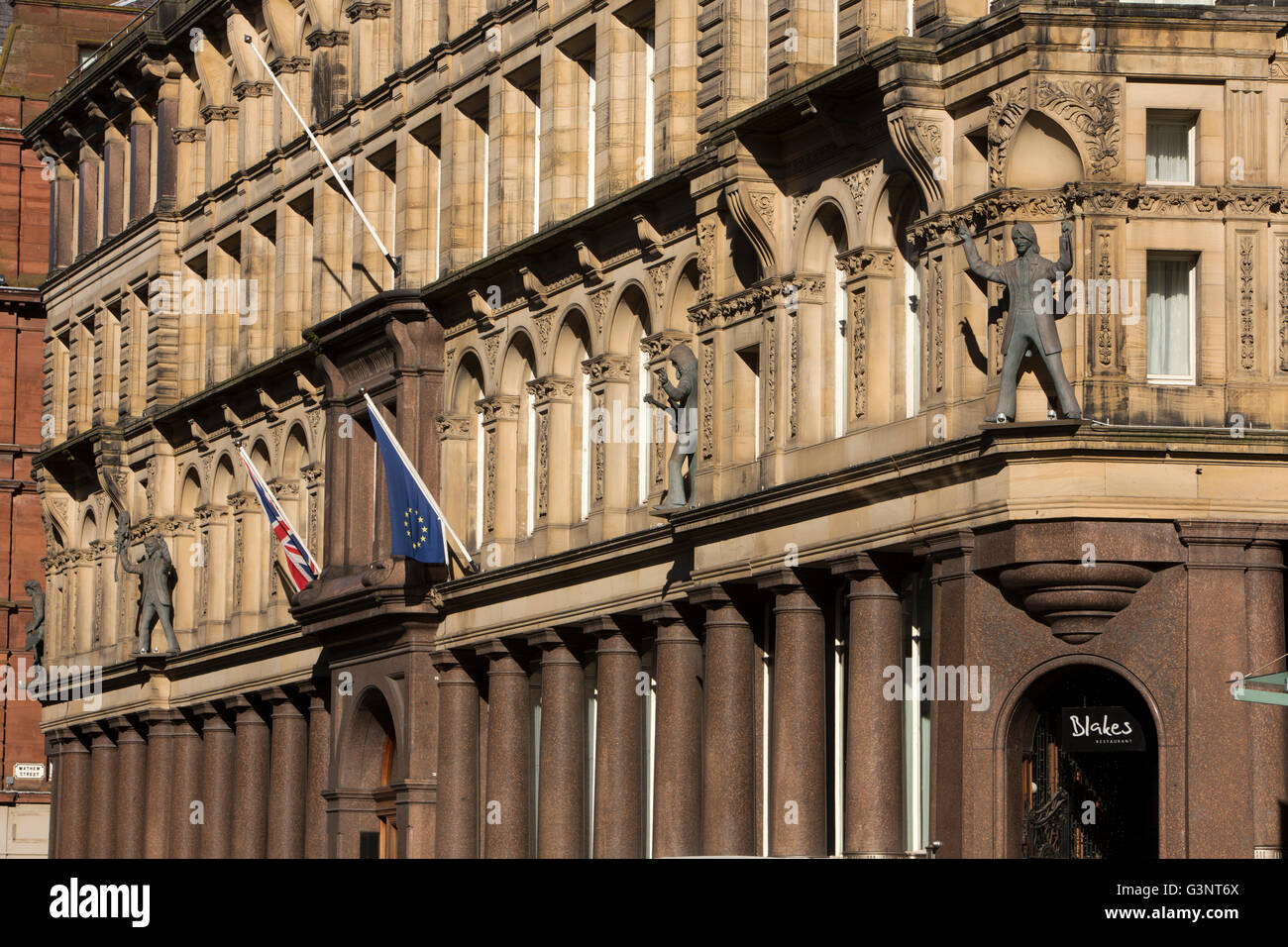 Merseyside, Liverpool, North John Sreet, Zentralgebäude, anstrengenden Tag Nacht Hotel mit wenig überzeugend Beatles Statuen Stockfoto