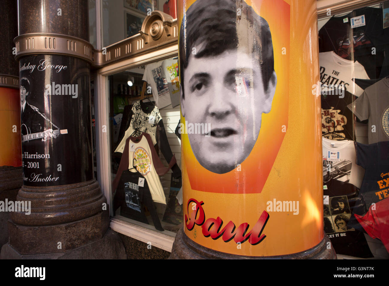 Merseyside, Liverpool, Mathew Street, Paul McCartney Foto außerhalb der Galerie Beatles-Souvenir-shop Stockfoto