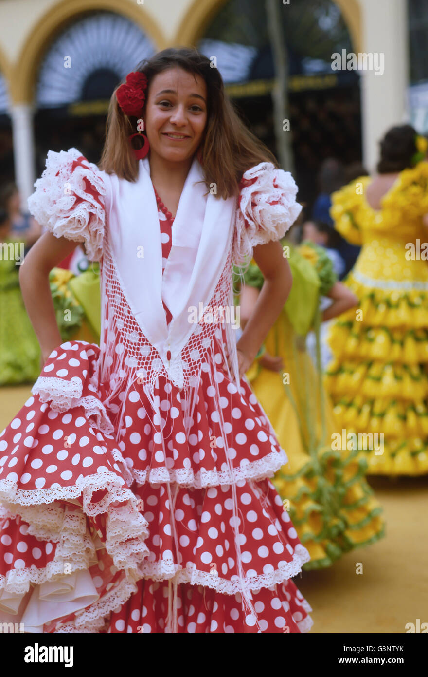 Spanien, Süd-Andalusien, Jerez Pferdemesse, statt jedes Jahr im Mai, eine hübsche spanische Brünette in Flamenco Kostüm gekleidet. Stockfoto