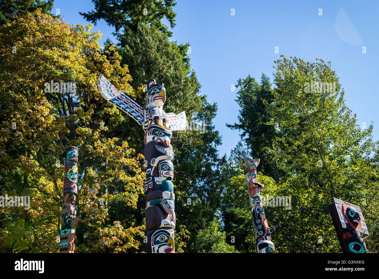 Foto von der farbenfrohen Totems an einem sonnigen Tag. Stockfoto