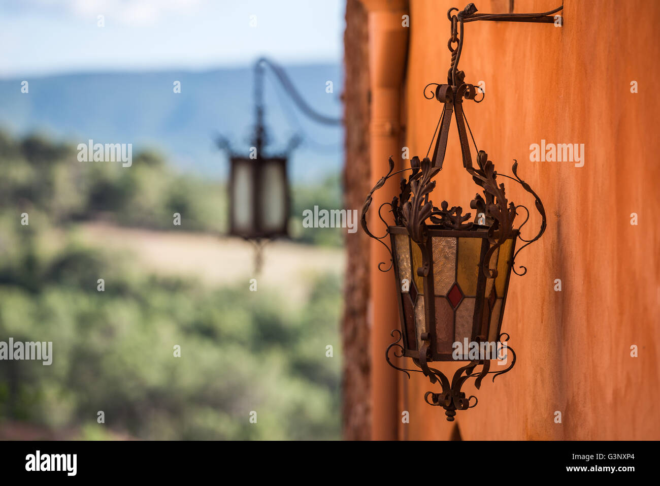 Geschnitzte Lampe an der Wand als ein Metallurgie engineering Kunstwerk geschmiedet Stockfoto