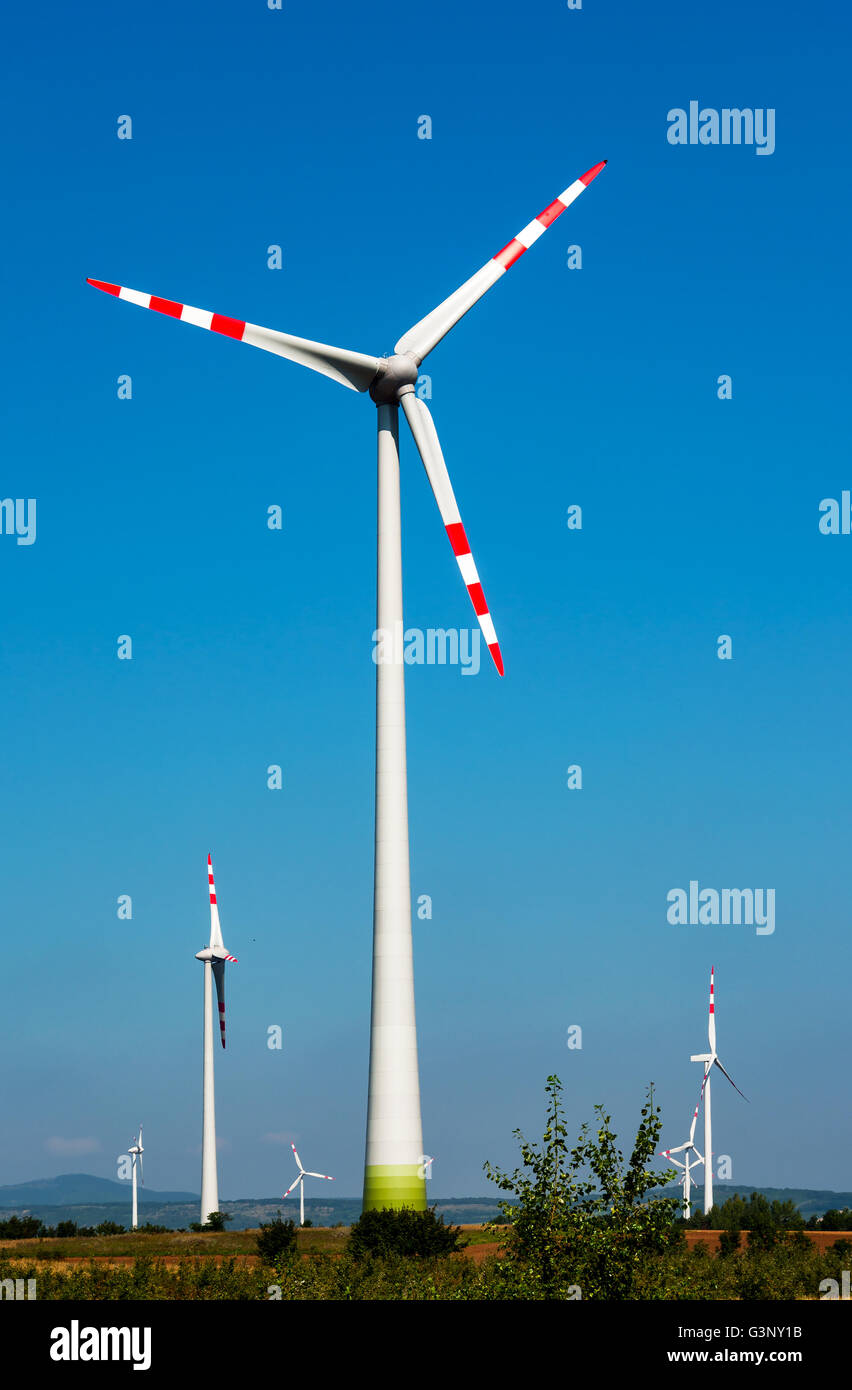 Wind Turbine Stromerzeuger auf dem Gebiet in Österreich am blauen Himmel Stockfoto