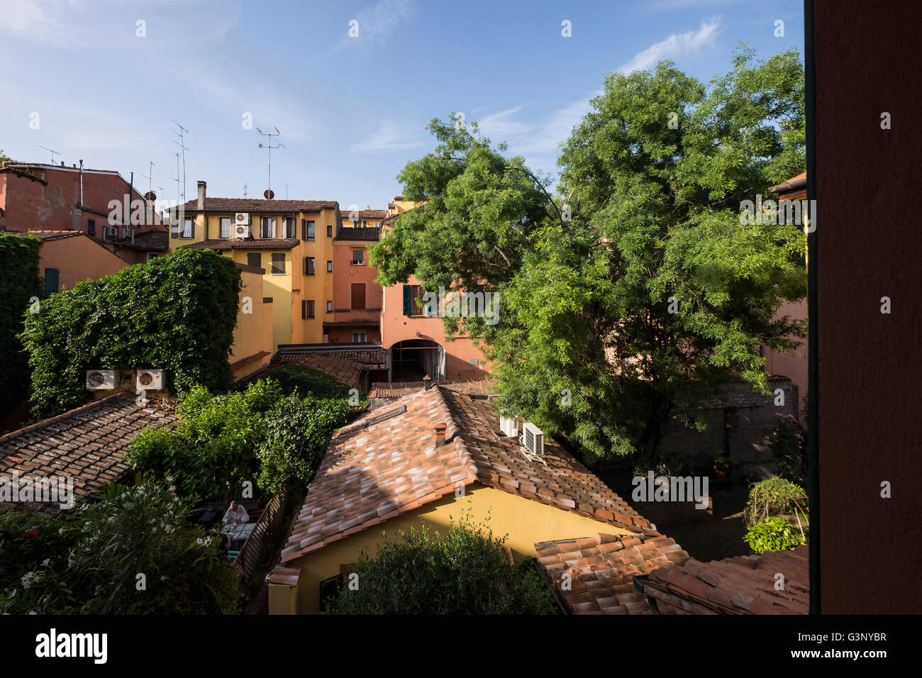 Blick aus dem Fenster von einem Fenster im zweiten Stock in das Hotel Porta San Mamolo in Bologna, Italien. Stockfoto