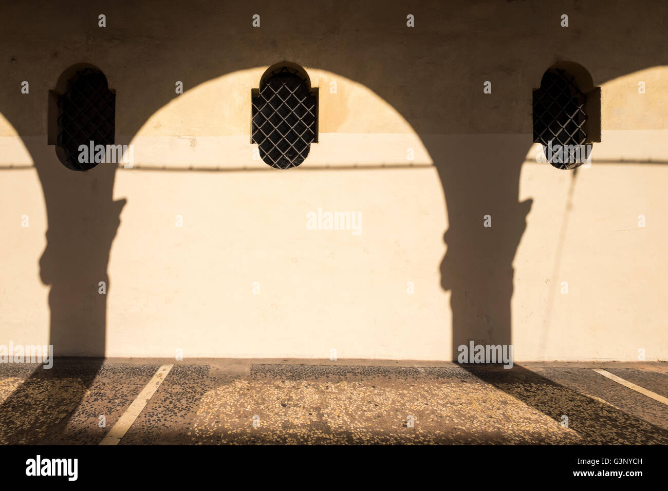 Schatten der Bögen in einem Portikus, auf dem Bürgersteig in Bologna, Italien. Stockfoto