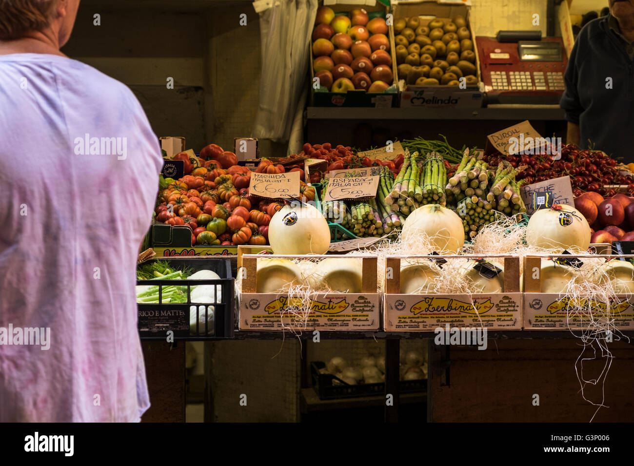 Obst und Gemüse Stand an der Via Peschiera Vecchia in Bologna, Italien Stockfoto