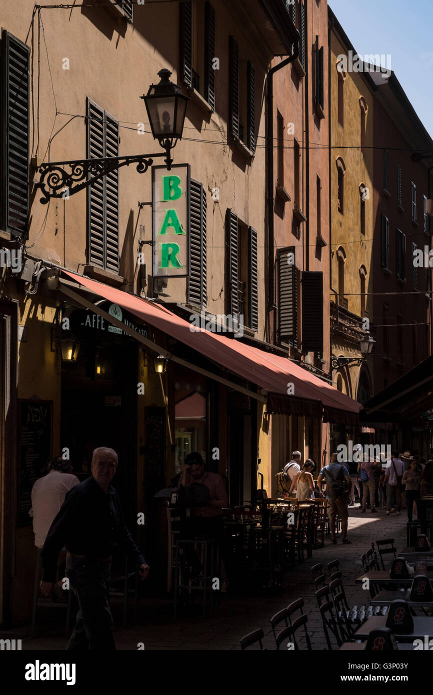 Grün Neon Bar Schild über dem Cafe Mercato in Via Pesciera Vecchia, eines der alten engen Gassen aus der Piazza Maggiore, Bolo Stockfoto