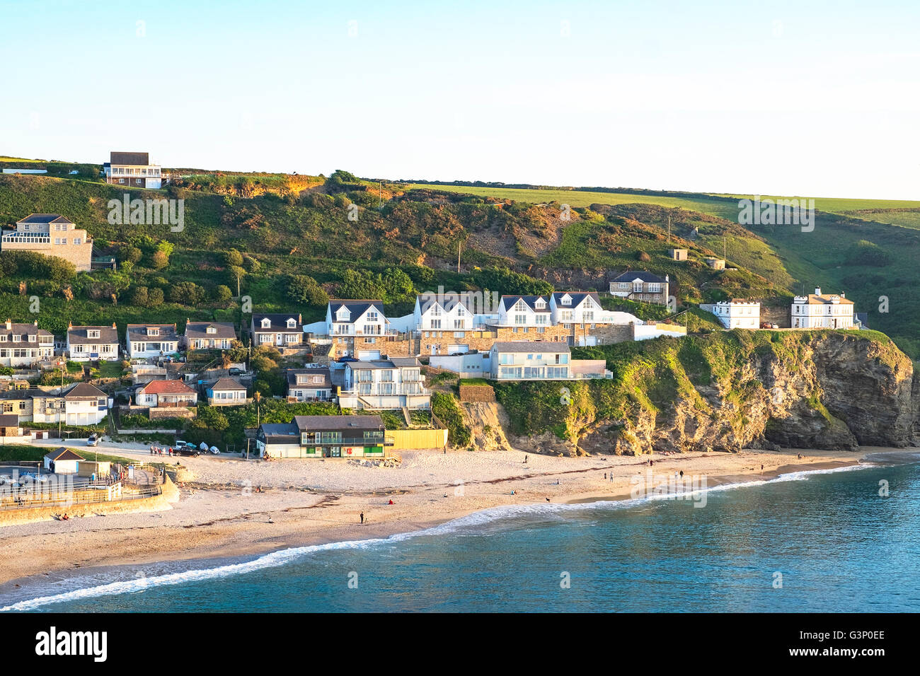 Häuser mit Blick auf den Strand von Portreath in Cornwallm UK Stockfoto
