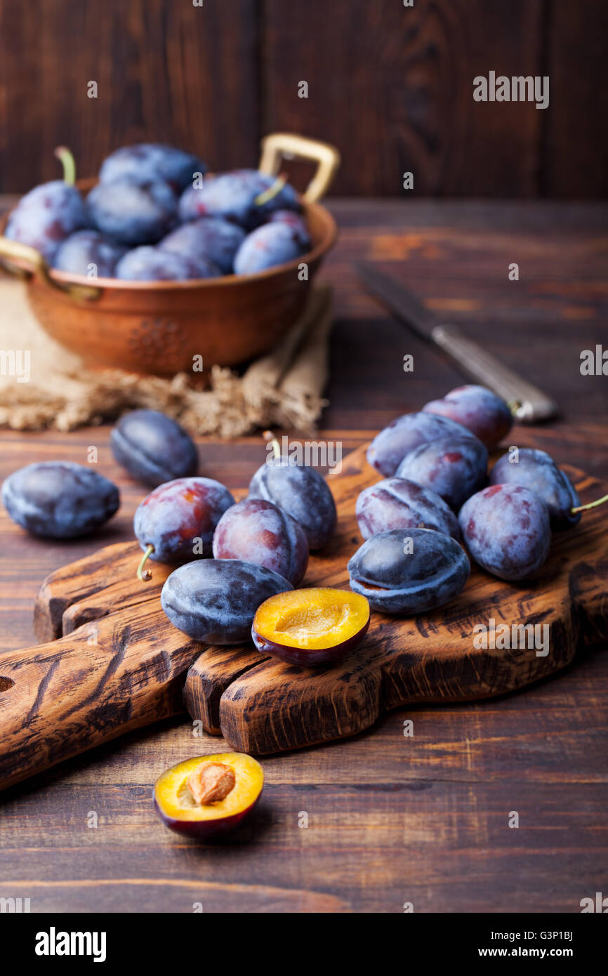 Frische Bio-Pflaumen in Kupfer Schüssel Stockfoto