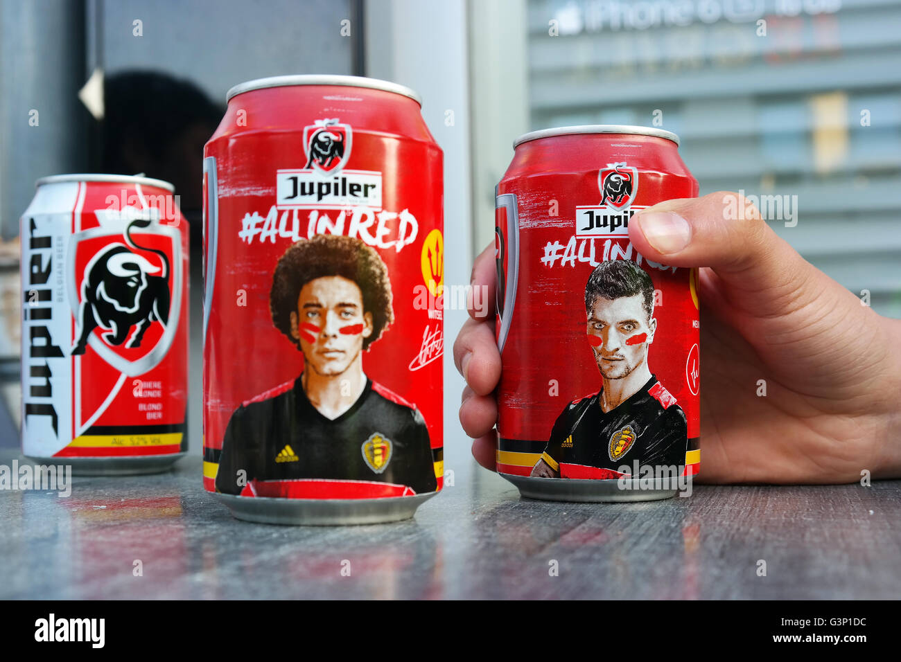 Bierdosen mit Bildern der belgischen Fußball-Spieler Stockfoto