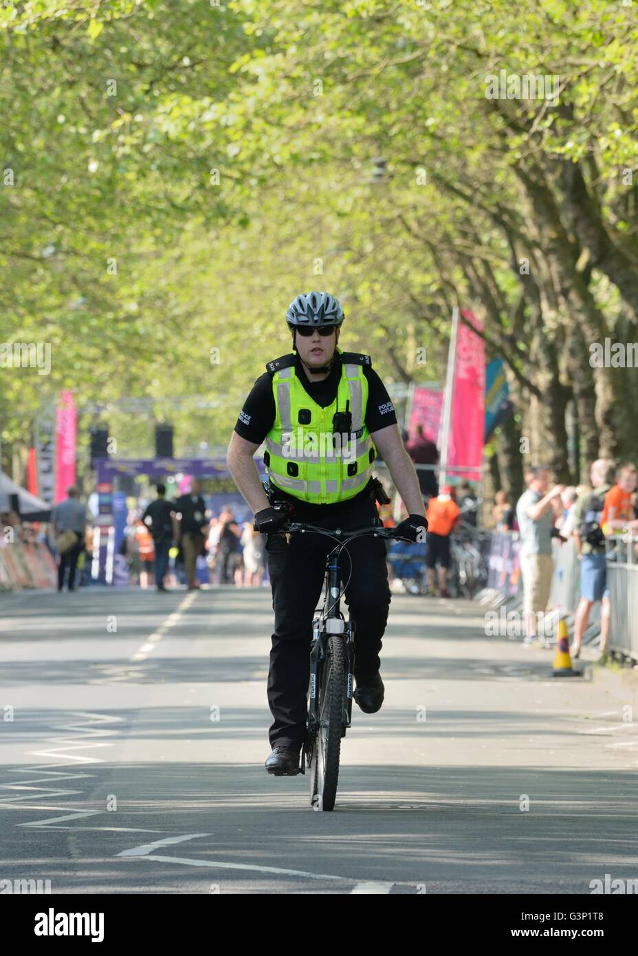 Ein Wachtmeister Push Fahrrad patrouilliert ein outdoor-Event in Glasgow, Scotland, UK Stockfoto