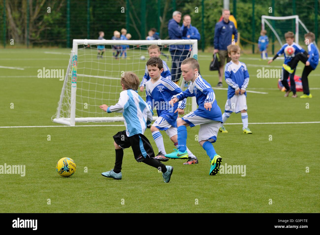 Junge Burschen, die ein Spiel von organisierten Fünfer-Fußball in Schottland, Großbritannien Stockfoto