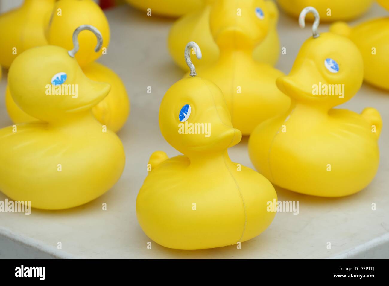 Haken Sie eine Ente an. Plastikente Spiel des Zufalls. Stockfoto