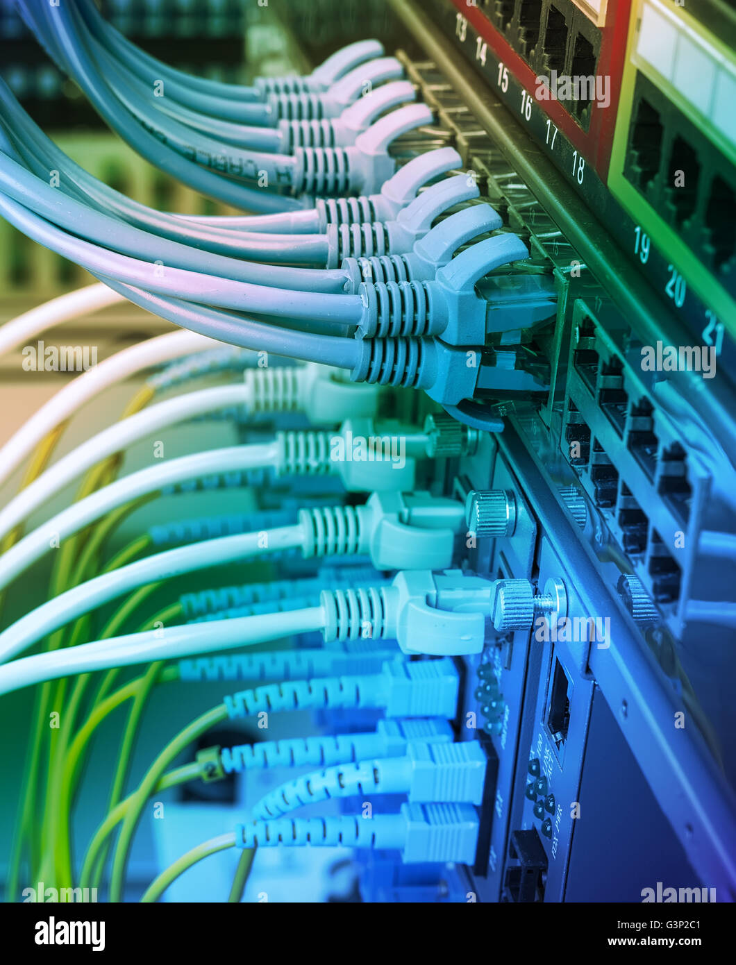 Glasfaser-Netzwerk-Switch mit einigen gelben optische Netzwerk-Kabel Stockfoto