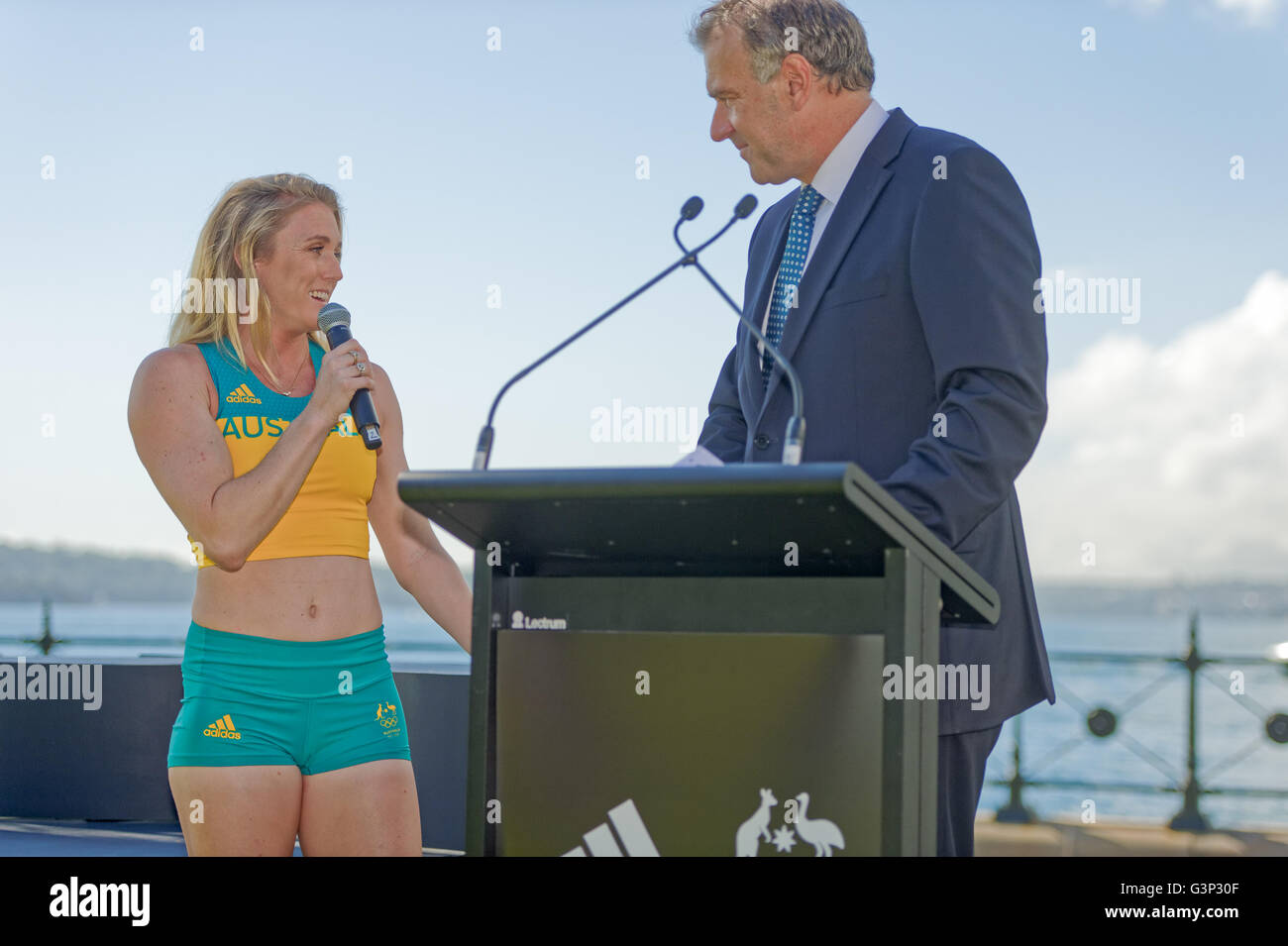 Sydney, Australien. 19. April 2016. Australische Olympische Verteidigung Hürden Goldmedaillengewinner, Sally Pearson posiert für Fotos bei einem Medien-Start enthüllen die offizielle Uniformen durch die australische Olympiamannschaft während der Spiele 2016 getragen werden muss. © Hugh Peterswald/Pacific Press/Alamy Live-Nachrichten Stockfoto