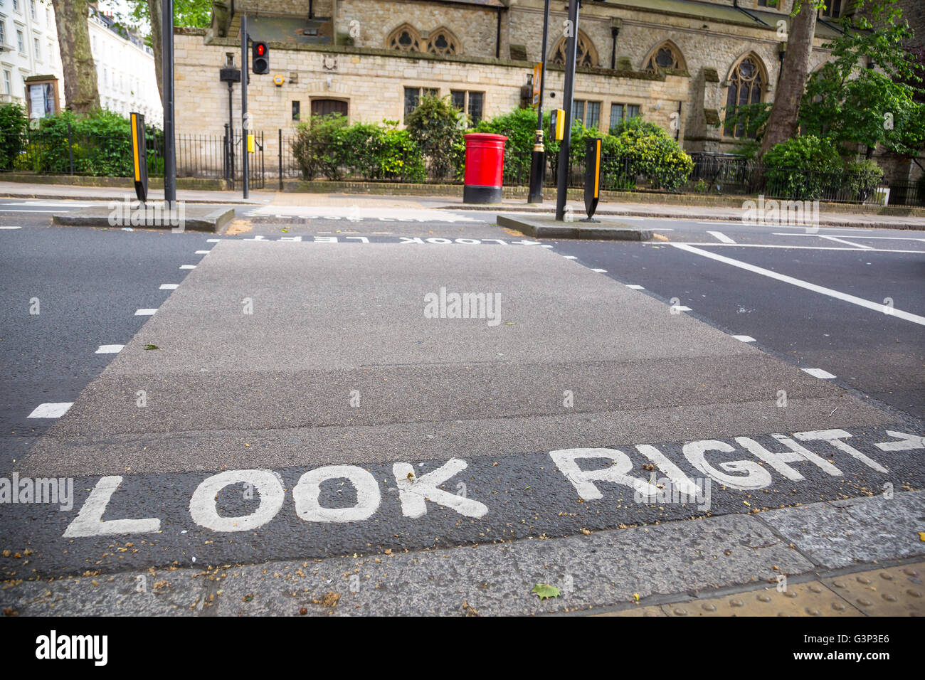 Blick rechts Schild an einer Straße Stockfoto