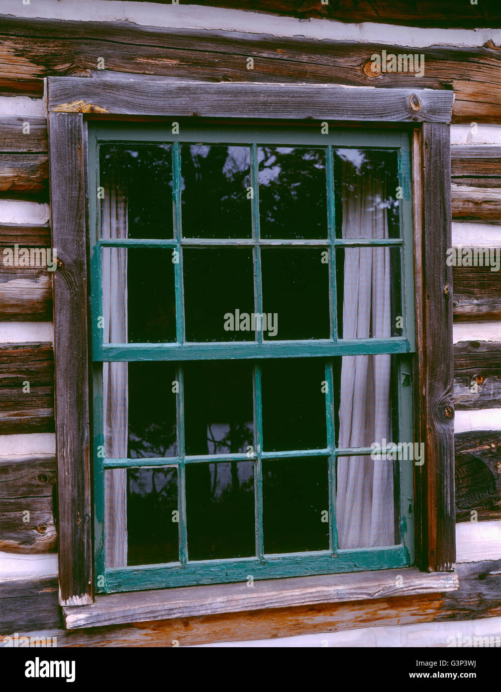 USA, Michigan, Fort Wilkins State Park, Fenster und Kabine Detail von verwittertem Holz. Stockfoto