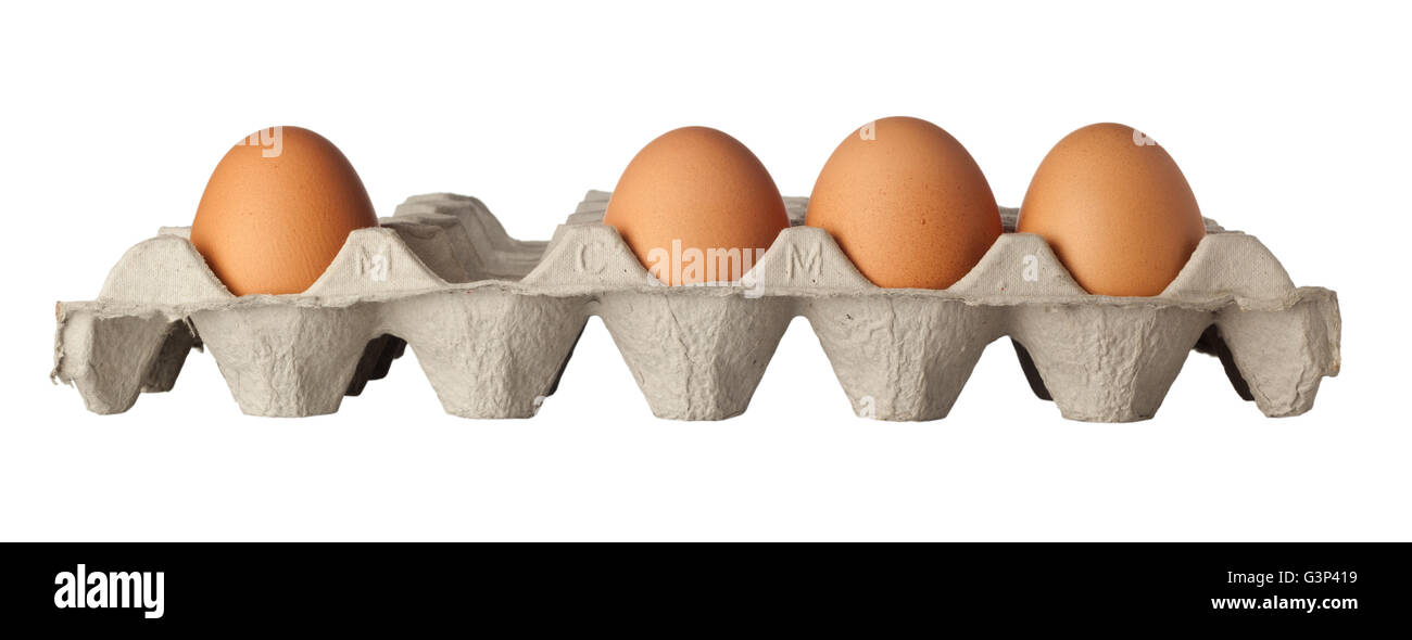 Reihe von Eiern mit einem fehlenden isoliert auf weißem Hintergrund Stockfoto