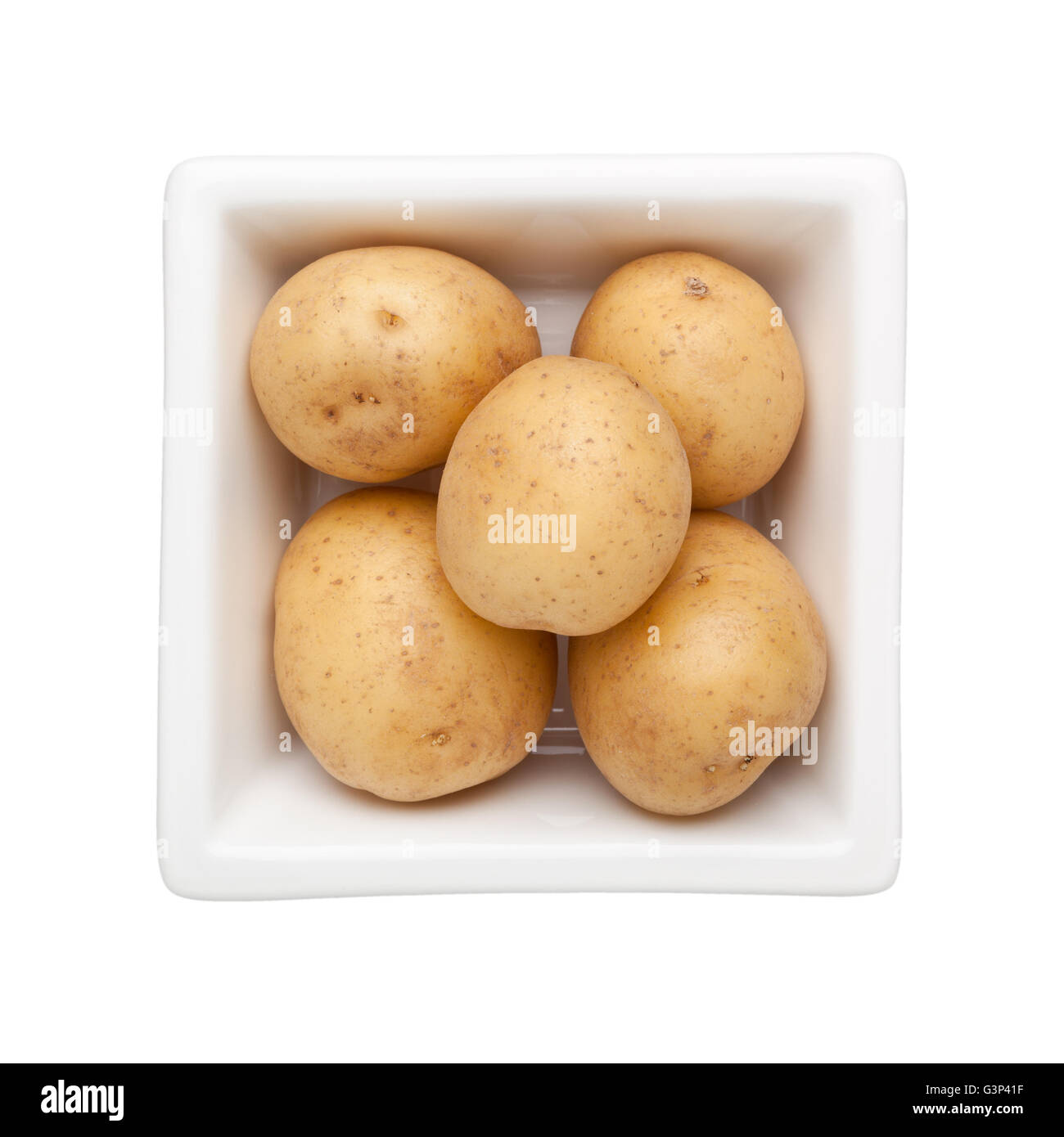 Babykartoffeln in eine quadratische Schale isoliert auf weißem Hintergrund Stockfoto
