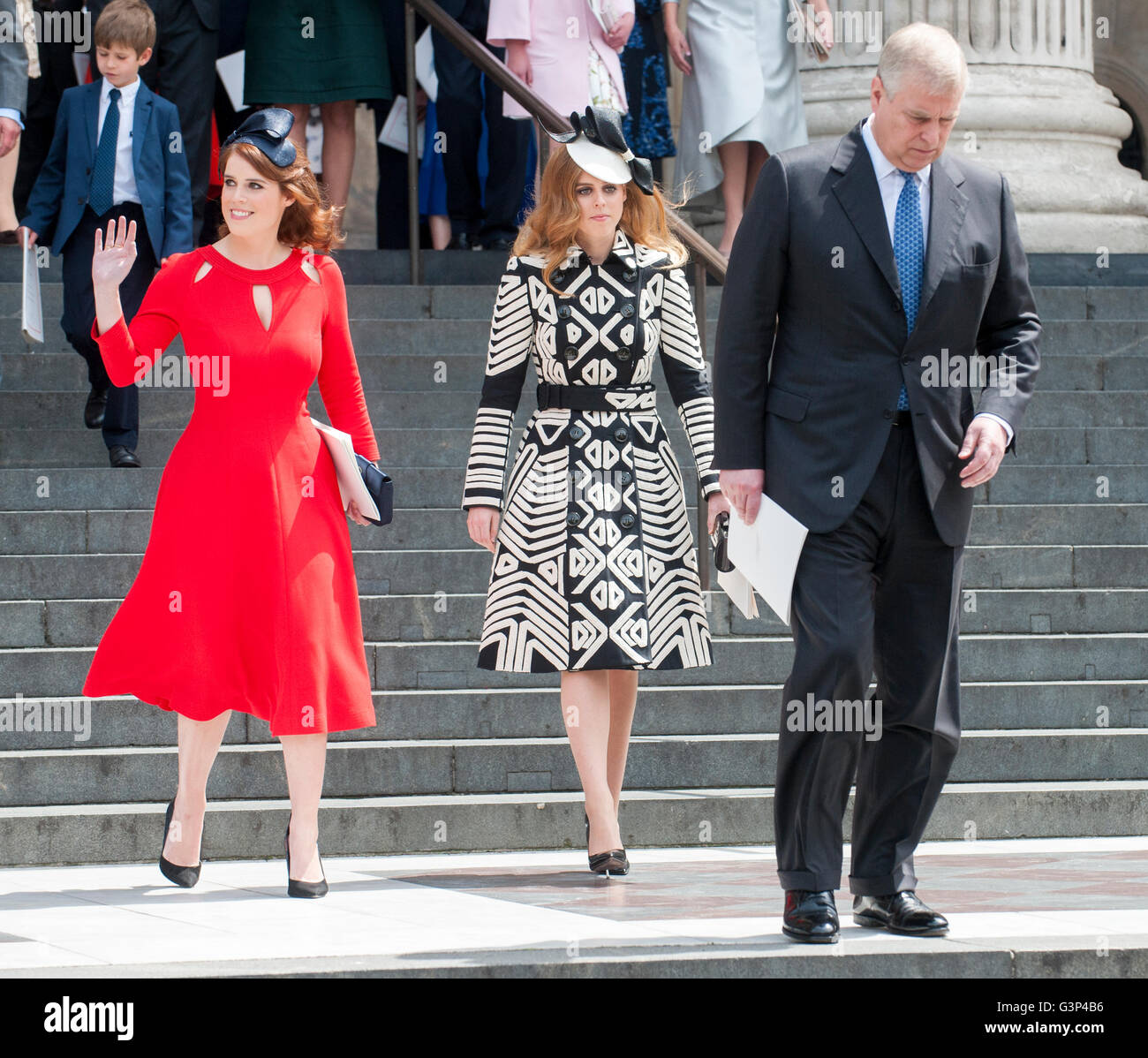 Prinzessinnen Eugenie und Beatrice, die Teilnahme an der Königin neunzigsten Geburtstag Service an Str. Pauls Kathedrale in London. Stockfoto