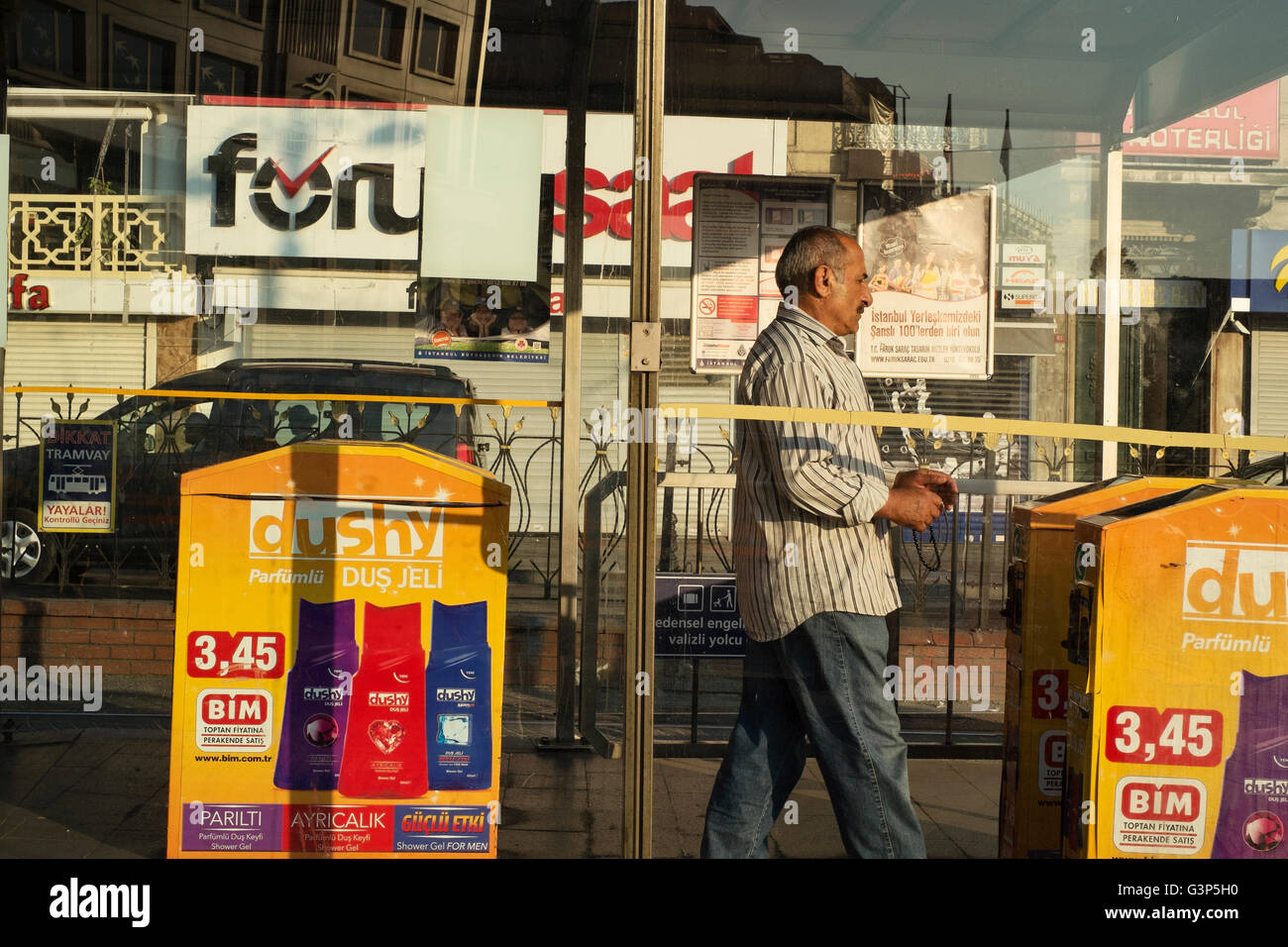 Einem mittleren Alter Mann wartet an einer Straßenbahnhaltestelle in Istanbul, Türkei Stockfoto