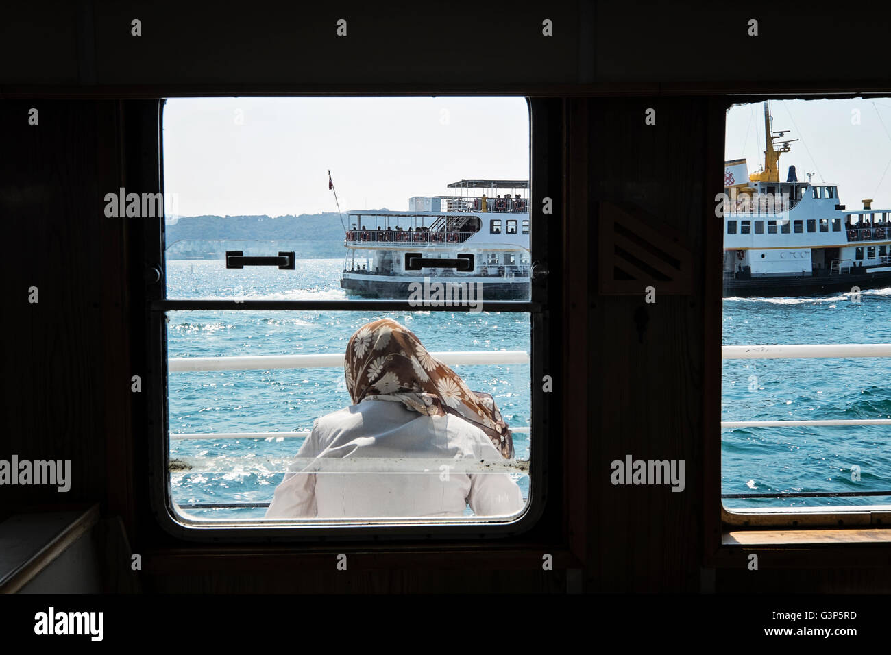 Ein Passagier entspannt auf einer Fähre, die entlang des Bosporus in Istanbul, Türkei Reisen Stockfoto