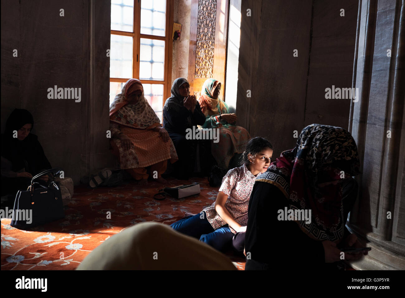 Frauen beten in der blauen Moschee in Sultanahmet Park, Istanbul, Türkei Stockfoto