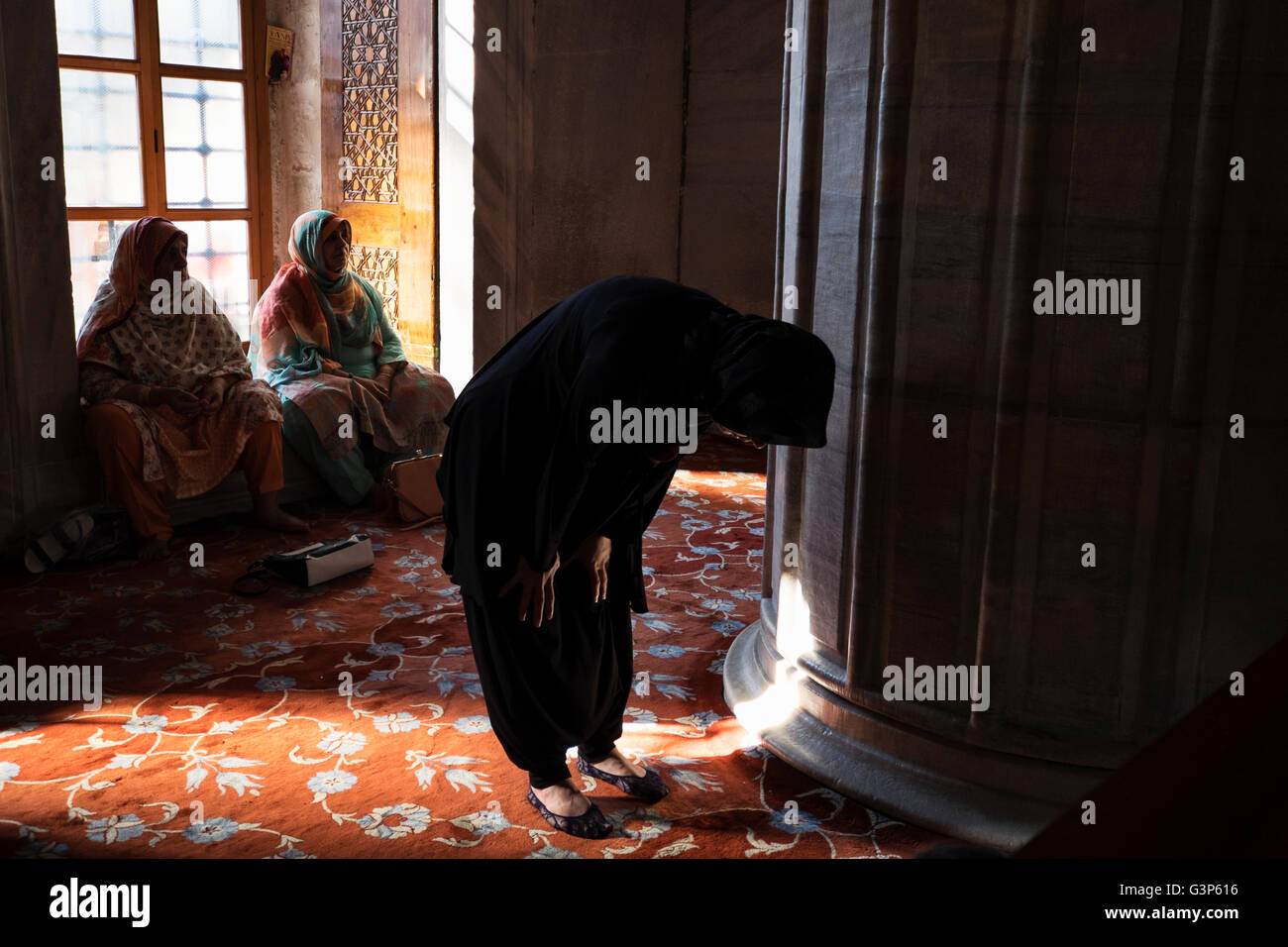 Frauen beten in der blauen Moschee in Sultanahmet Park, Istanbul, Türkei Stockfoto