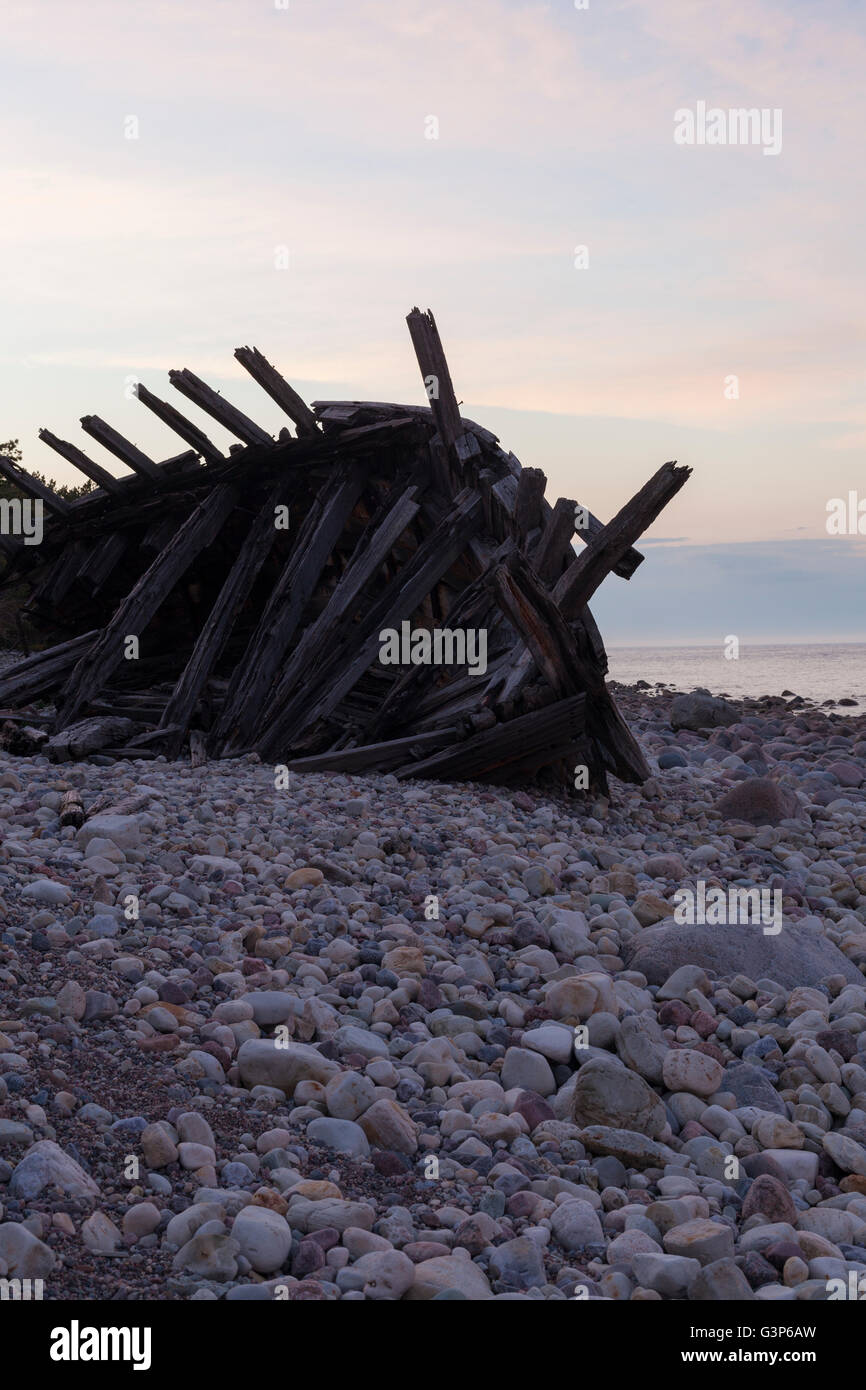 Schweden, Öland, Kauniainen, hölzerne Schiff am Strand Stockfoto