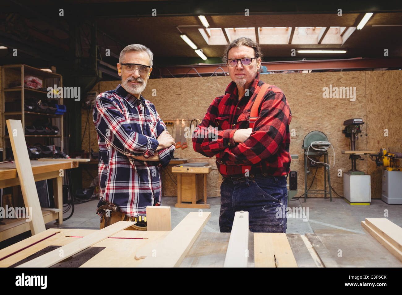 Porträt eines Duo Zimmermann suchen entschlossen sind Arme kreuzen Stockfoto