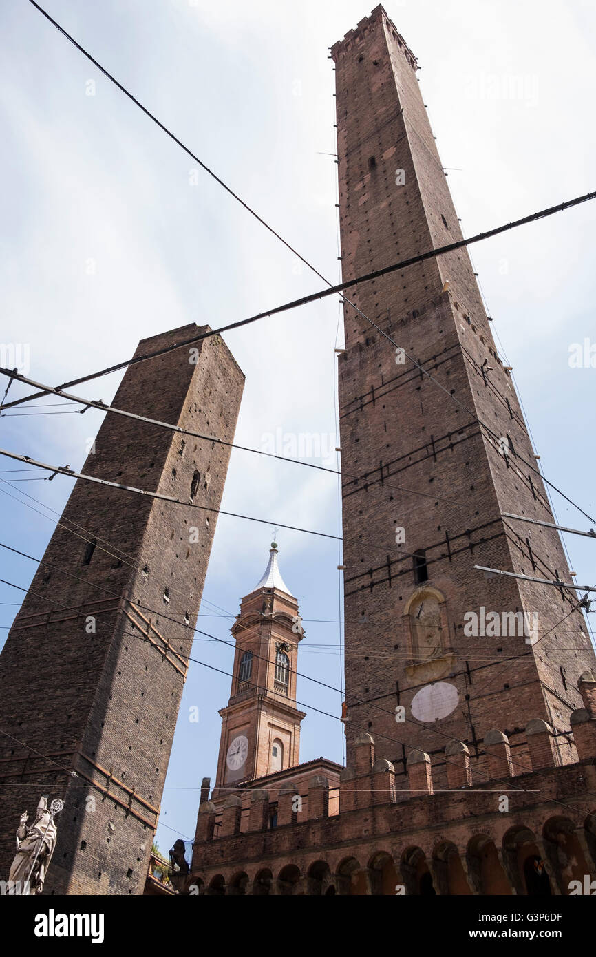 Die zwei Türme Torre Degli Asinelli und Torre Pendenti, Symbole von Bologna, Italien Stockfoto