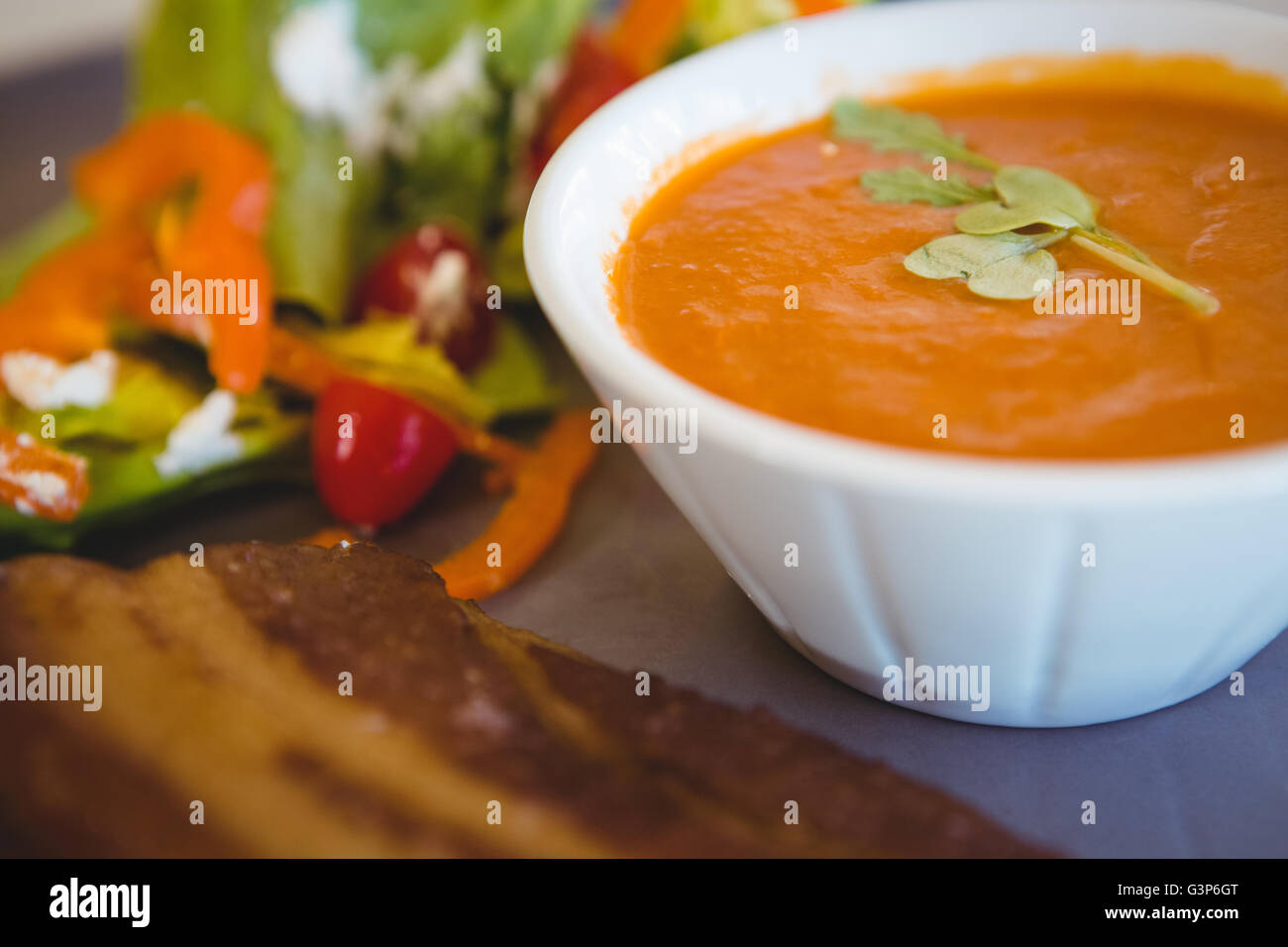 Blick auf eine Suppe mit Salat Stockfoto