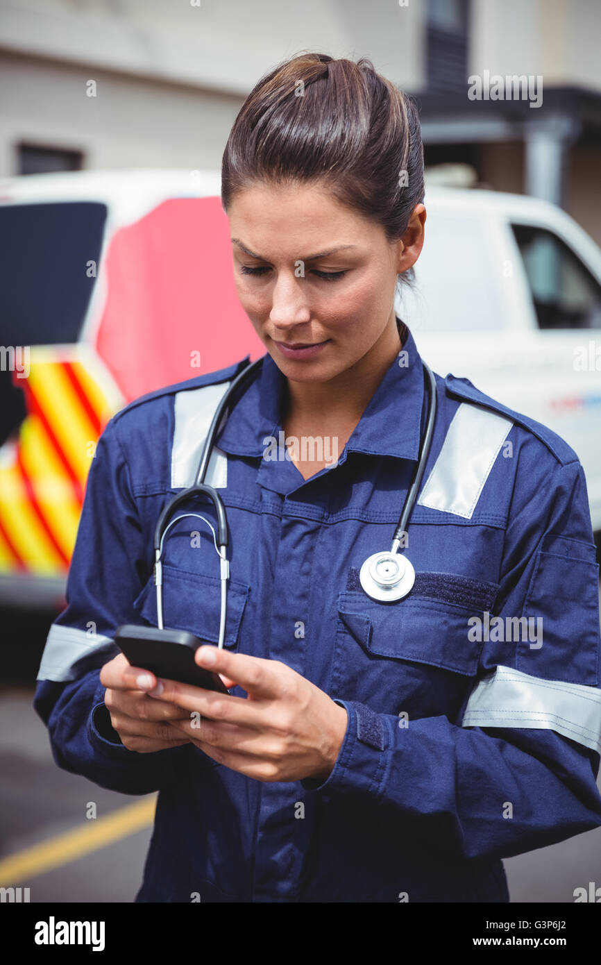 Porträt von einem Krankenwagen Frau SMS mit ihrem Telefon Stockfoto