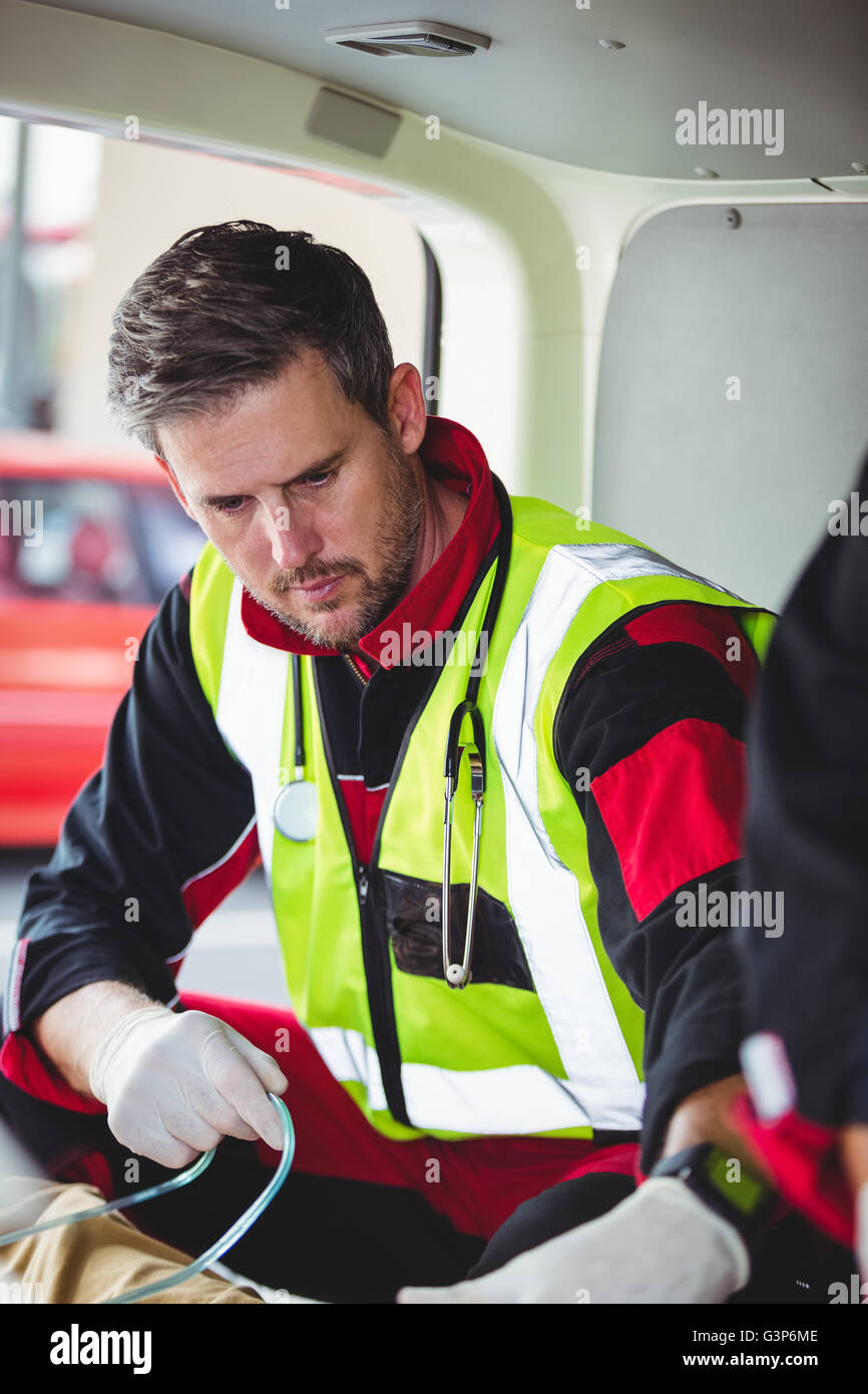 Krankenwagen-Mann arbeitet im Krankenwagen Stockfoto