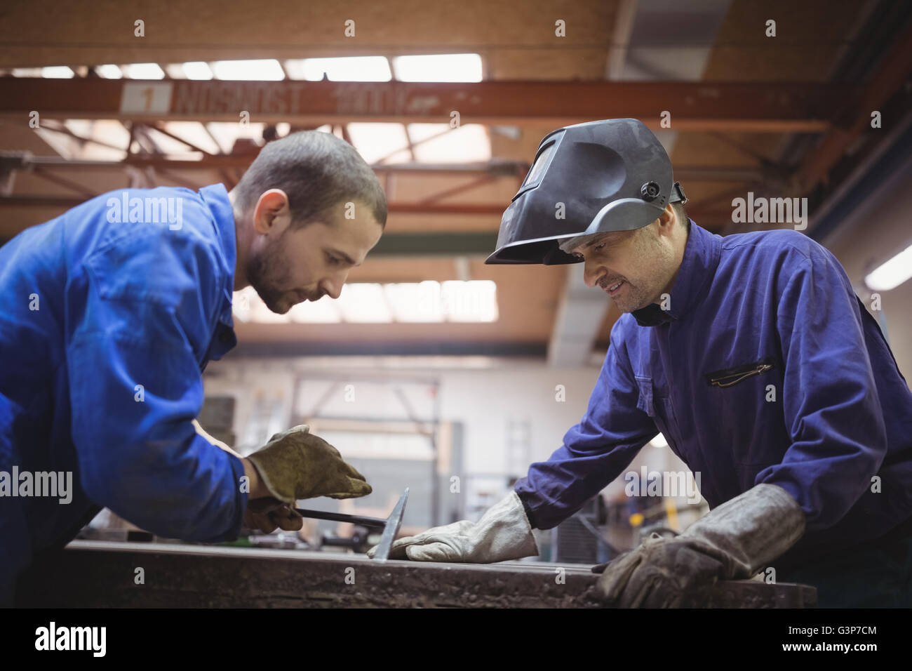 Handwerker arbeiten zusammen Stockfoto