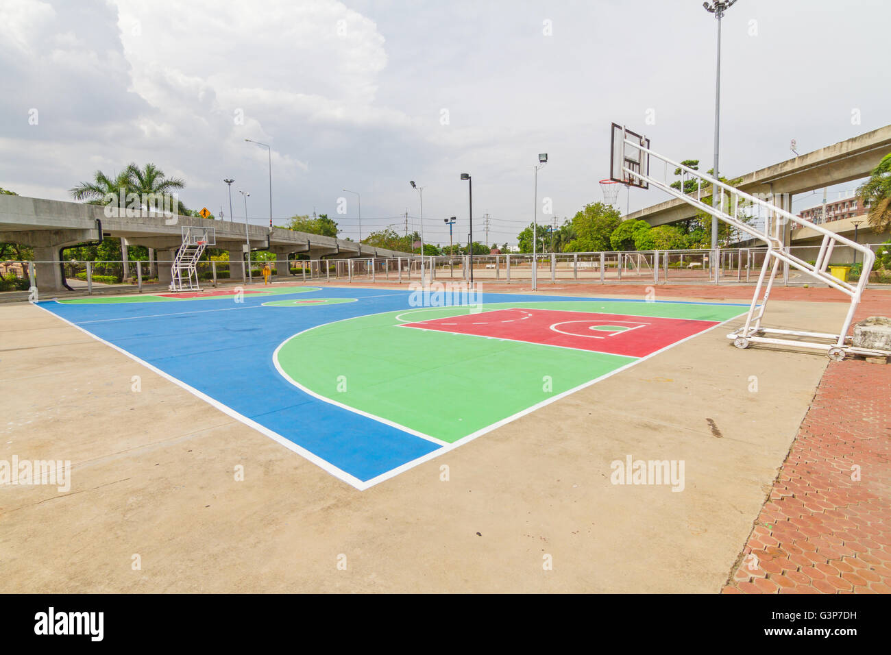Basketballfeld im Freien in der örtlichen Schule Stockfoto