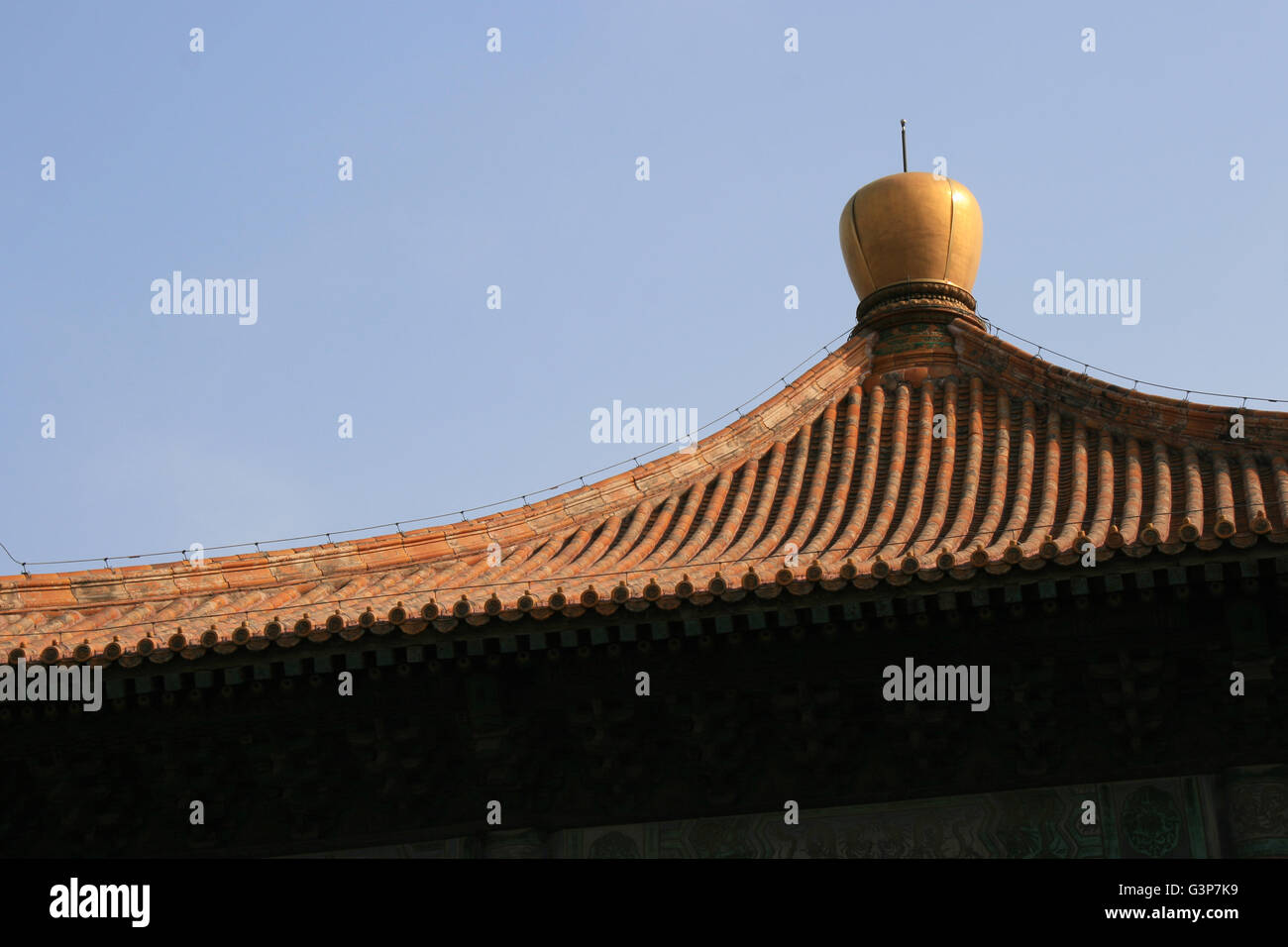Das Ziegeldach des Imperial College in Peking (China). Stockfoto