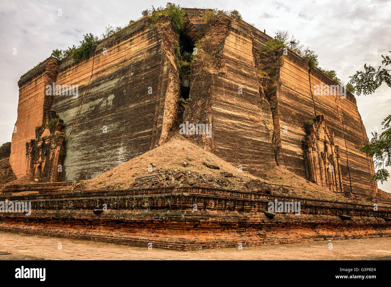 Ruinen der Pahtodawgyi-Pagode, auch bekannt als Pa Hto Taw Gyi, beschädigt durch ein Erdbeben in Mingun, Myanmar Stockfoto
