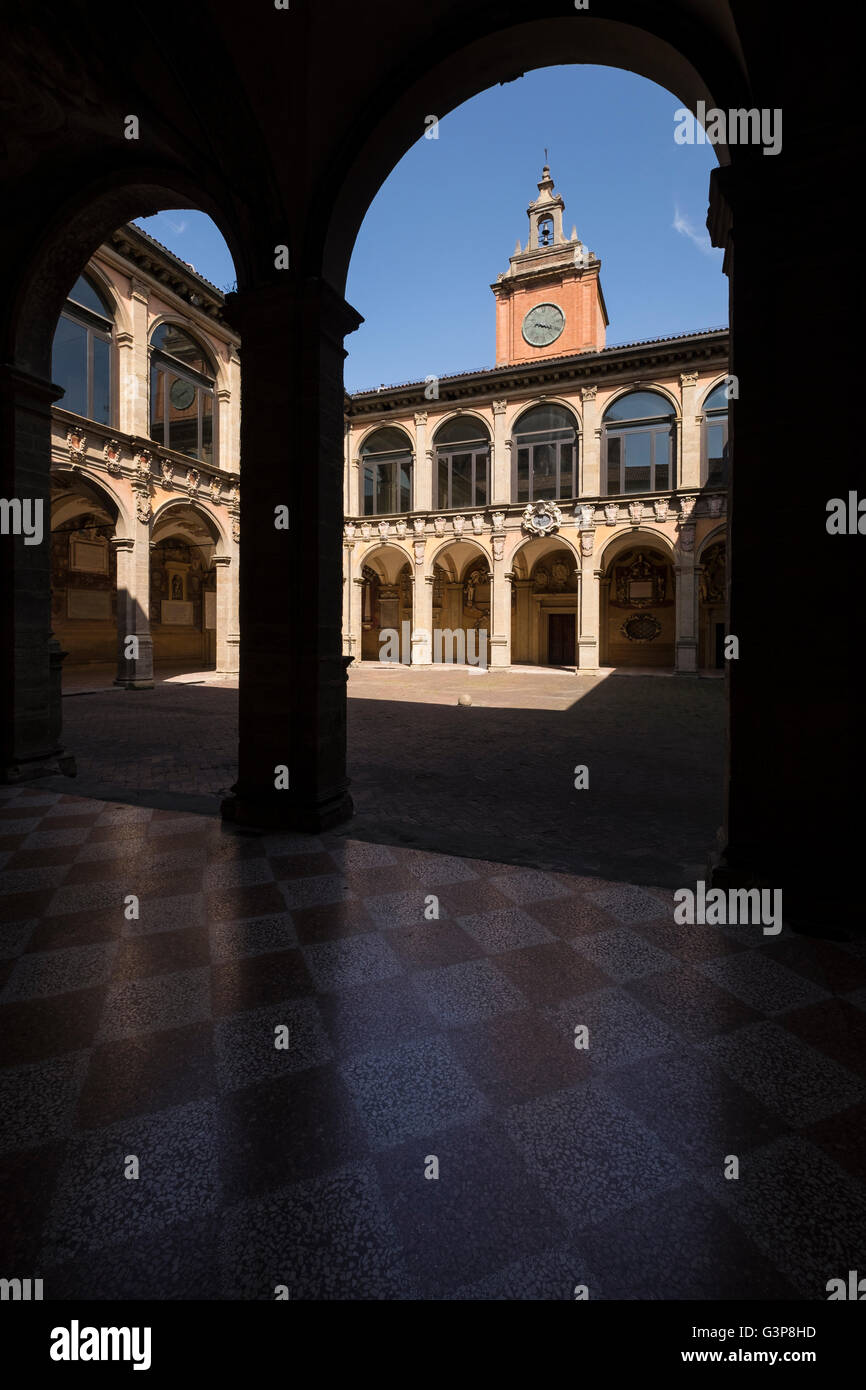 Der Hof im Archiginnasio, Sitz der Universität von Bologna aus dem 16. Jahrhundert bis 1803, älteste Universität der Welt, Stockfoto