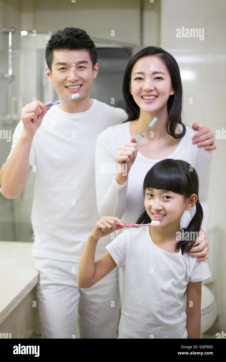 Glückliche junge Familie Zähneputzen Stockfoto