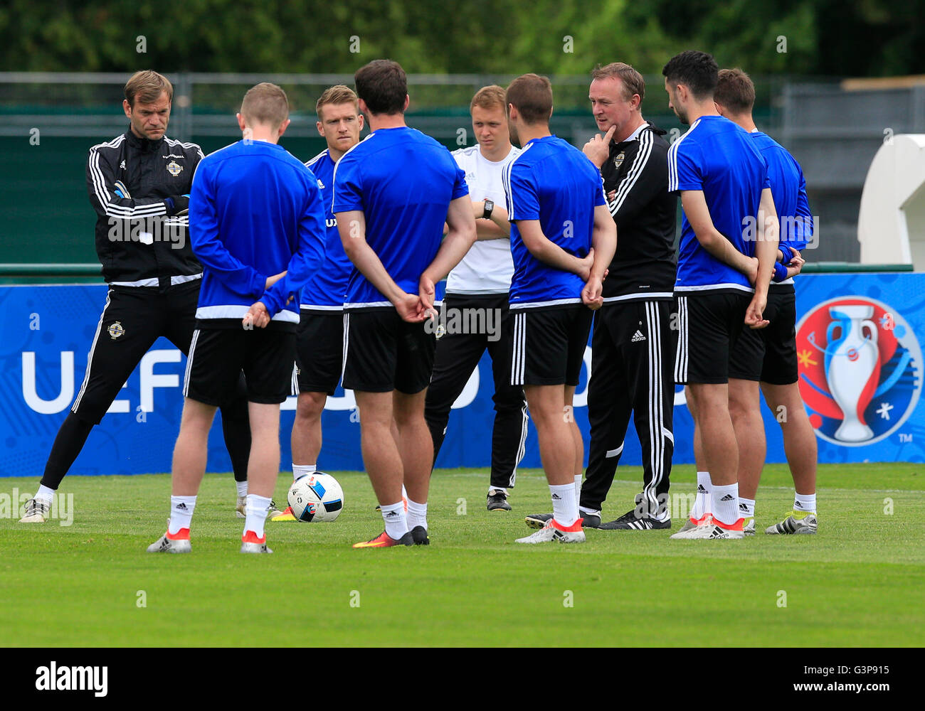 Nordirland-Manager Michael O'Neill (dritte rechts) spricht für die Spieler während einer Trainingseinheit bei Saint-George-de-Reneins. PRESSEVERBAND Foto. Bild Datum: Dienstag, 14. Juni 2016. Finden Sie unter PA Geschichte Fußball N Irland. Bildnachweis sollte lauten: Jonathan Brady/PA Wire. Einschränkungen: Verwendung Beschränkungen unterworfen. Nur zur redaktionellen Verwendung. Buch und Zeitschrift Vertrieb zugelassenen bietet nicht nur gewidmet ein Team/Spieler/Partie. Keine kommerzielle Nutzung. Rufen Sie + 44 (0) 1158 447447 für weitere Informationen. Stockfoto